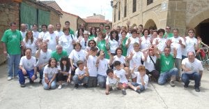 Los participantes, el sábado, en el I Día del Voluntariado en los ríos, muestran las manos en un gesto simbólico de su labor. ::
ALBO/
