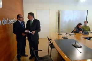 Urquía, delante de Santos, reconoció ayer «mala gestión» y «cierta negligencia». :: ALFREDO IGLESIAS/