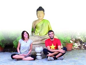 Amaya y Diego imitan a un Buda en el templo de Phnom Penh, en Camboya. ::
L.R./