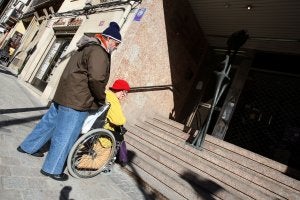 Tomás y su mujer, Mari Cruz, intentan acceder al Colegio de Abogados. Minutos después bajó un trabajador para ayudarles. :: JUAN MARÍN/
