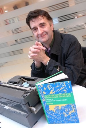 Javier Asensio García posa con su nuevo libro. ::
ALFREDO IGLESIAS/
