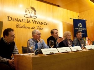 Los poetas riojanos protagonizaron la primera cita de esta jornada con una lectura. ::
DONÉZAR/