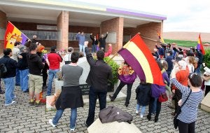 Acto público celebrado ayer en el cementerio de La Barranca. :: JUAN MARÍN/