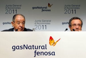 El presidente de Gas Natural Fenosa, Salvador Gabarró (i), acompañado del consejero delegado, Rafael Villaseca (d). :: A. ESTÉVEZ/EFE/