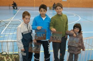 Un grupo de niños muestra las jaulas que alojan a sus pajarillos./