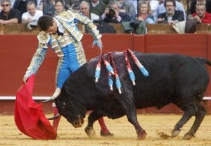 José María Manzanares lancea en redondo al toro de Núñez del Cuvillo indultado ayer en Sevilla. ::
EFE/