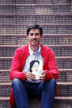 Carlos Villar Flor posa con su nueva novela. ::
JUSTO RODRÍGUEZ/