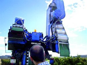 Una cosechadora trabajaba ayer en la recolección de la uva cerca de Haro. :: L.R./