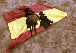 Una bandera española con arena de la Monumental de Barcelona. ::
EFE/
