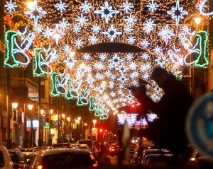 Luces de Navidad en una calle de Logroño. :: JUAN MARÍN/