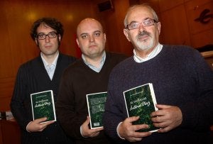 Javier Bañares (derecha), con los editores Diego y Rubén Marín. :: JUAN MARÍN/