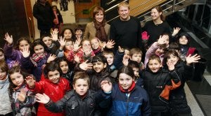 Niños y responsables del programa, ayer en Ibercaja. ::
J. HERREROS/