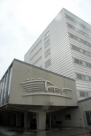 Imagen del edificio del Hospital San Pedro. :: A. IGLESIAS/