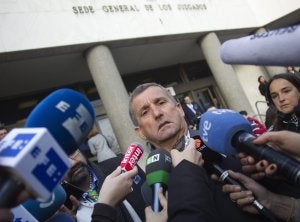 Alejandro Alcalde, padre adoptivo de Pilar, a su salida del juzgado tras declarar como testigo. ::
S. VERA/