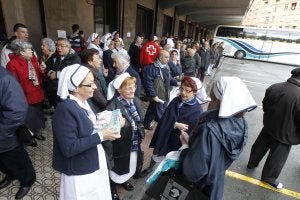 Participantes en la peregrinación, ayer por la mañana en la estación de autobuses. ::
J. RODRÍGUEZ/