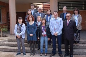 Los premiados junto a las autoridades y docentes del IES. :: P. J. P./