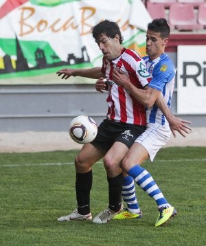 Manu García protege el esférico. :: FERNANDO DÍAZ/