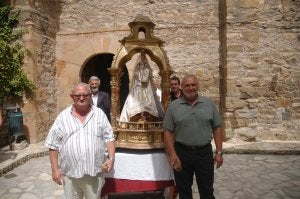 La Virgen, con los ganadores de la subasta de los palos. ::
SANDA/