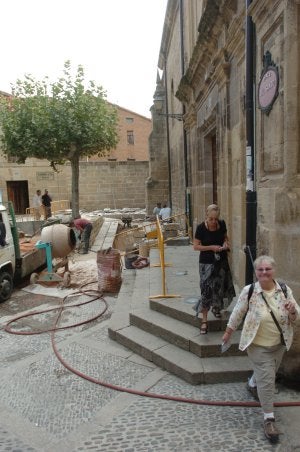 En la plaza del Santo se construye una rampa de acceso a la torre. :: D.M.A./