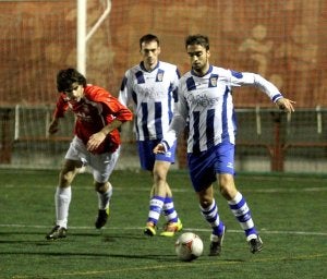 Nacho avanza con el balón perseguido por Abel. :: M. HERREROS/