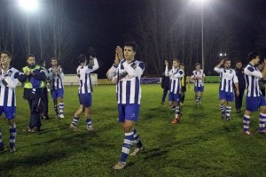 Pablo Sabando y el resto de jugadores, aplaude al final. :: MIGUEL HERREROS/
