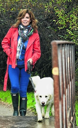 «Soy un ama de casa». Belinda Washington, de paseo con su perro. ::
ÓSCAR CHAMORRO/