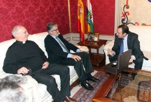 Ismael Ojeda, viceprior de Yuso, Manuel Marín y Pedro Sanz durante su encuentro de ayer en Logroño. ::
J. H./