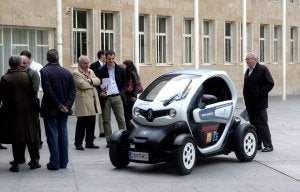 Llegada del coche eléctrico Renault Twizy a la plaza del Ayuntamiento, donde fue recibido por miembros del Gobierno local. ::
MIGUEL HERREROS/