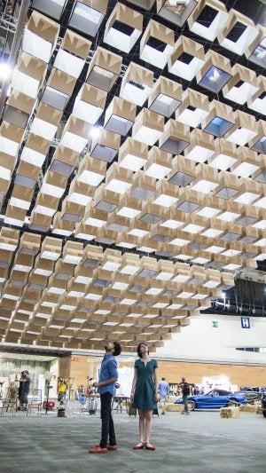 Javier Peña y Cristina S. Algarra, bajo su obra. ::
J. PEÑA/
