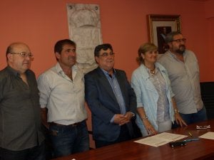 Catalina Bastida, alcaldesa de Autol, junto a Jacinto Alonso, presidente de la Federación Riojana, y representantes locales y federativos. ::
M. FÉLEZ/