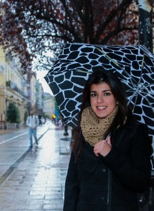 Mariana Ruiz Andrade,
en la calle Portales, de
Logroño. ::
FERNANDO DÍAZ/