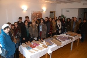 Muestra de suelas y telas en el Museo de la Alpargata, ayer. ::
SANDA/