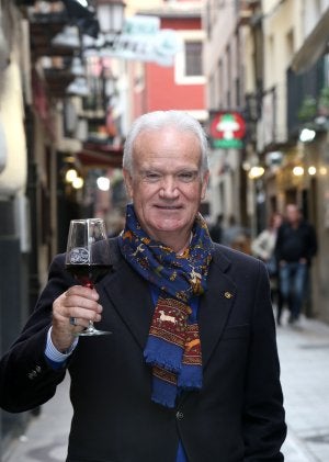Ramiro Fernández brinda con un crianza de Rioja a las puertas de la calle Laurel. ::
DÍAZ URIEL/