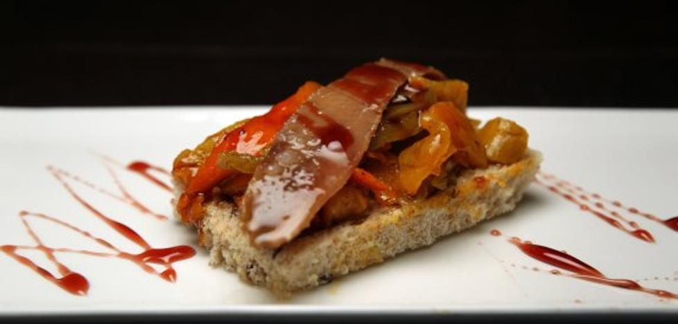 Una tosta con pimientos y anchoas