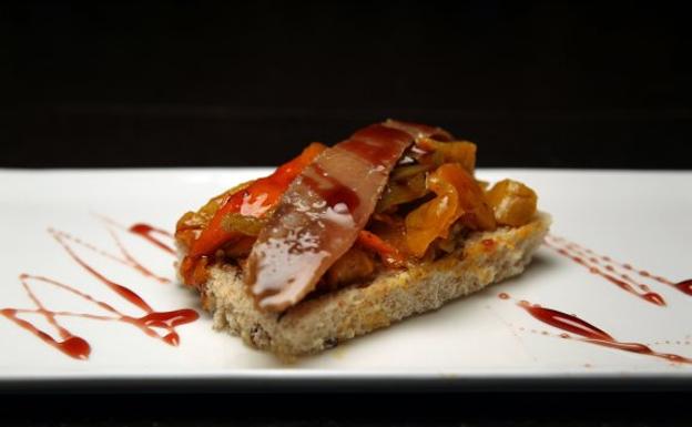 Una tosta con pimientos y anchoas