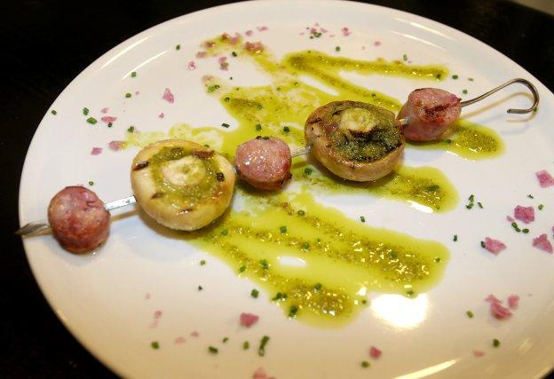 Los reyes de las brochetas en la calle San Juan