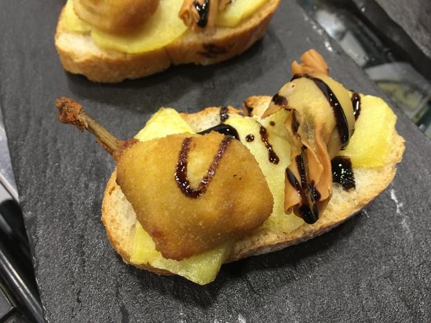 Codorniz crujiente bien acompañada