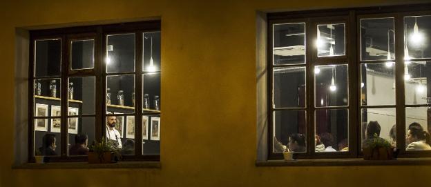 Cocina tras esa gran ventana