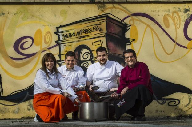 Amigos que hacen pinchos