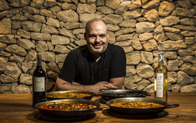 Javier Sáenz, responsable del restaurante La Chula, de Logroño, con los cuatro arroces de la Experiencia Degusta del próximo viernes. :