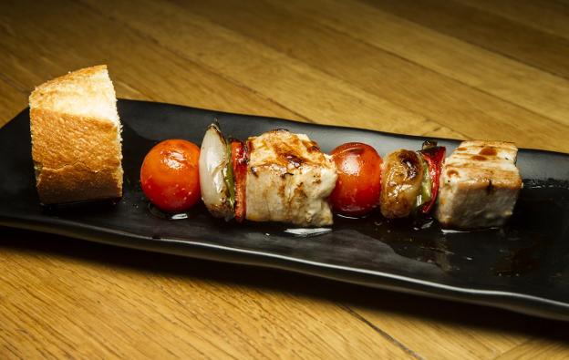 Brocheta de atún con salsa de soja