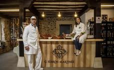 Los hermanos Sobrón en el nuevo local que regentan para atender al público./Justo Rodriguez