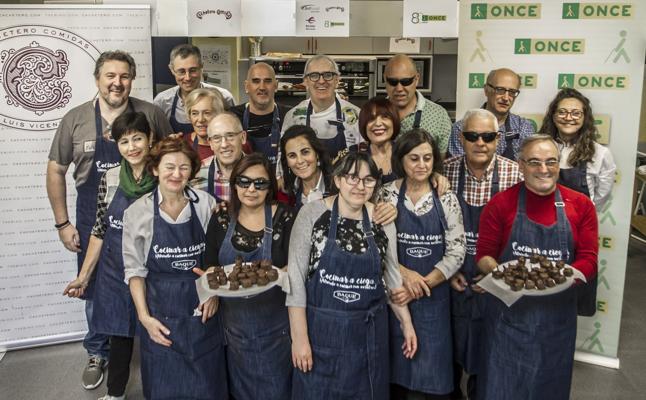Los componentes del grupo 'Cocinar a ciegas', con el chef Xabi Guiérrez, del I+D de Arzak./Justo Rodriguez
