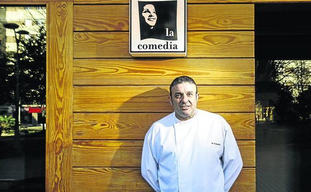 El cocinero Esteban Alegría posa en la puerta de su restaurante, La Comedia de Calahorra, situado en la plaza Montecompatri. /Justo Rodriguez