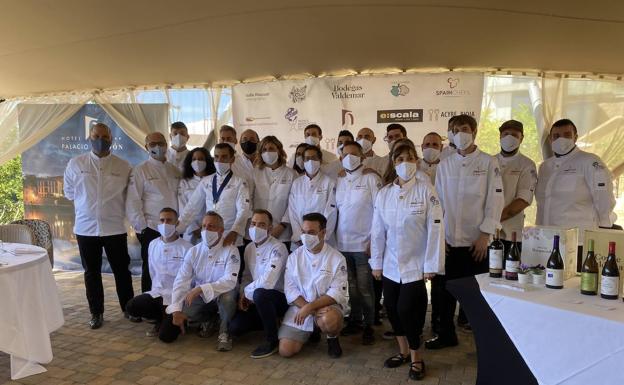 Los dos grupos de la Selección Riojana de Cocina Profesional reciben sus chaquetillas de 'La Roja de la cocina'