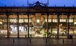 Imagen nocturna del popular mercado madrileño de San Miguel./L.R.