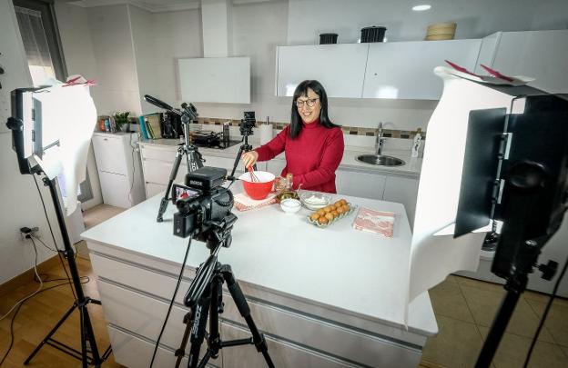 La influencer que por internet enseña cocina, desde La Rioja, a millones de espectadores