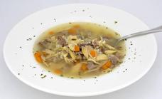 La receta de Javier Romero: sopa de arroz con pollo y verduras