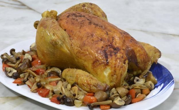 La receta de hoy de Javier Romero: pularda rellena asada al horno con su guarnición