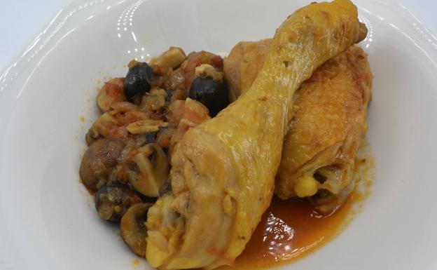 La receta de hoy de Javier Romero: pollo con romero y aceitunas